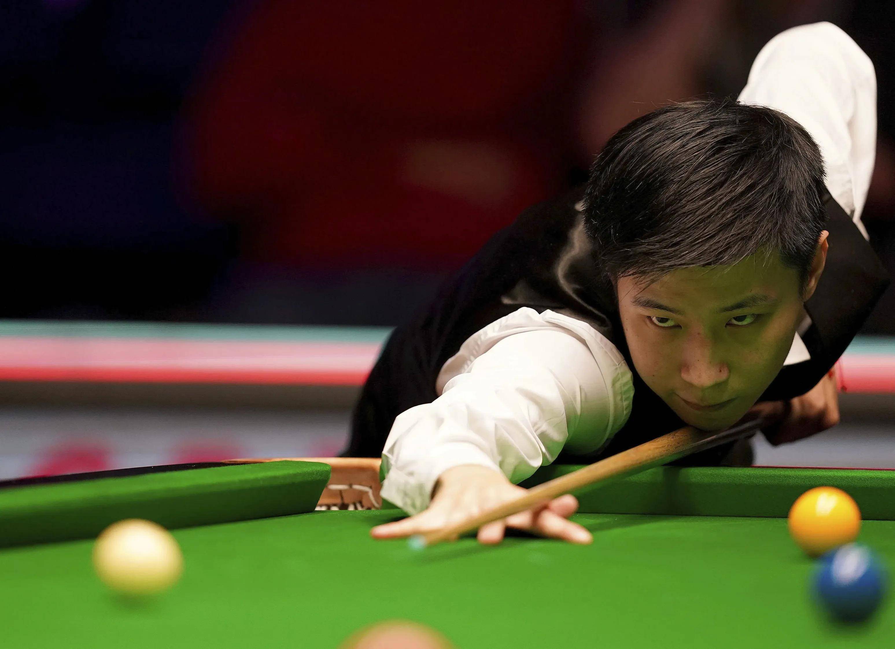 线由两名年 线由两名年